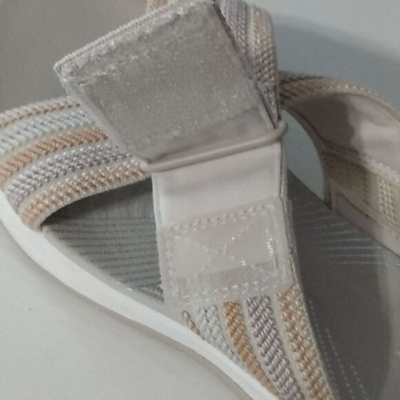 Clarks Cloudsteppers Women's Cream‎ and Tan Sandals - Picture 6 of 11